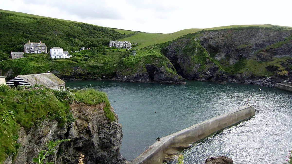 Port Isaac harbour and the green cliffs above