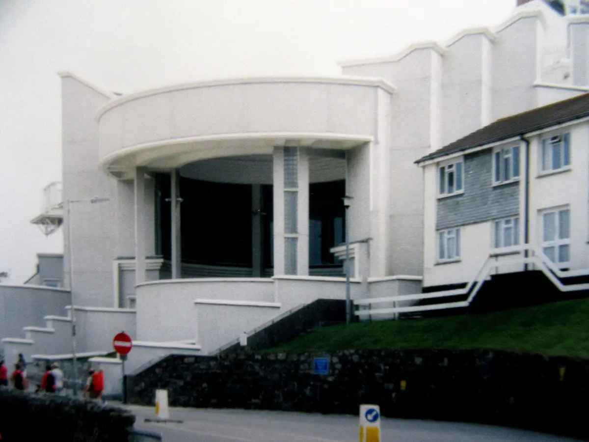 The curved white entrance of Tate St Ives